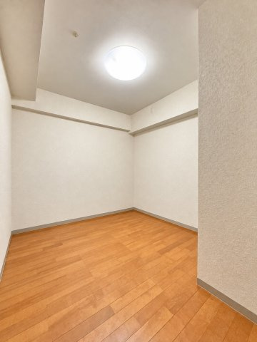 こちらは5帖の洋室。プライバシー確保のため家具は消してあります。