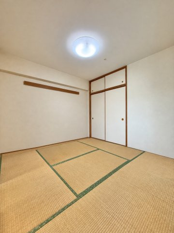 LDKと繋がる和室。和室空間として利用するのも良いですし、リフォーム希望の方は、フローリングに変えてLDKと同じ空間として利用するものアリです♪