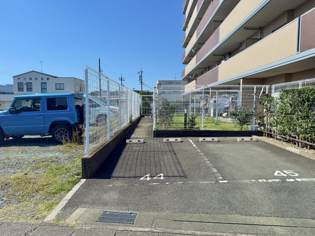 44番はお部屋専用の駐車場です。平面で1台確保されているのが嬉しいですね。