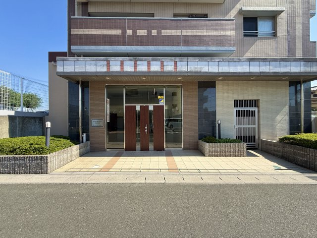 マンションの外観！落ち着いた佇まいの入り口ですよ。