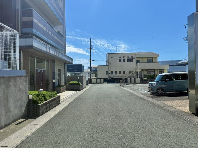 全面道路は車どおりがほとんど無いので、安心して敷地内に入ることができます。