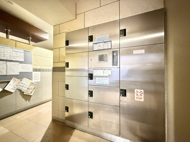 宅配ボックスも設置されているので、不在時の荷物も安心です。