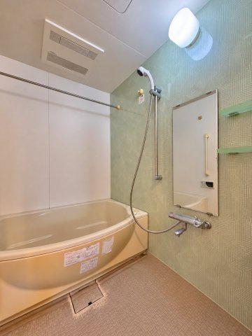 一日の疲れを癒してくれる浴室！キッチンから回廊できる導線なので、使い勝手が良いです！！