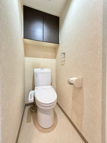 トイレ上部には棚が備えつけられているので、トイレットペーパー等を収納し、すっきりとみせることができます。