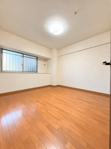 こちらは6帖の洋室。窓があり明るい空間です。プライバシー確保のため家具は消しております。