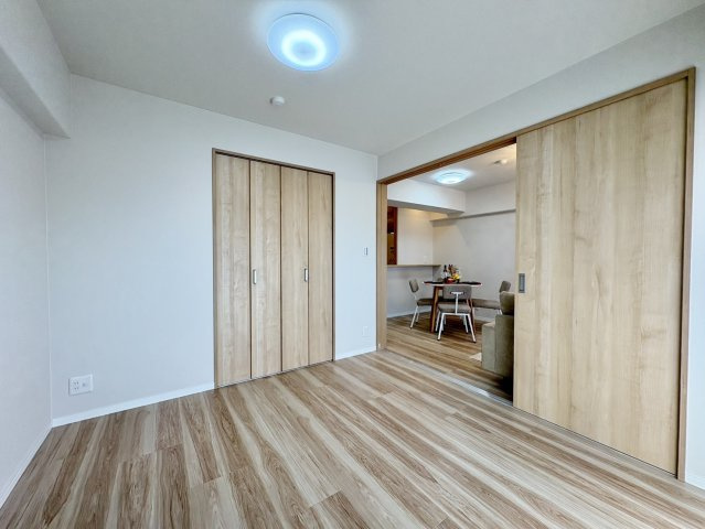 引き戸で仕切って個室としても、開けて開放的にも使える間取りです。