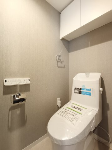 【トイレ】　シンプルで清潔感のあるトイレ空間です。