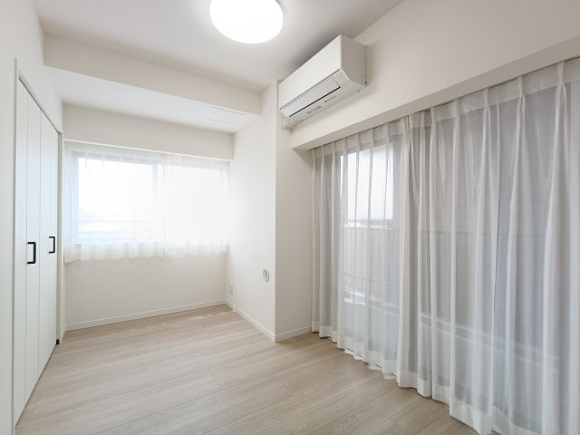 【洋室1　約6.0帖】　落ち着いた雰囲気の洋室。寝室や子ども部屋など、幅広くお使いいただけます。