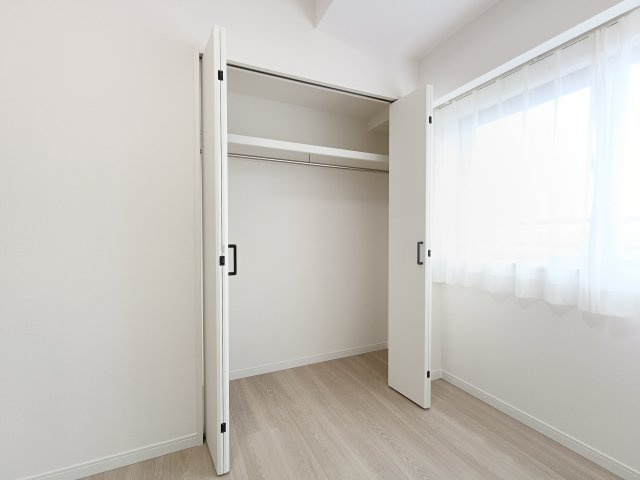 【洋室1　収納】　クローゼット完備で、衣類や荷物もすっきり収納。