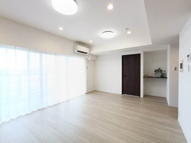 【LDK　約14.6帖】　家族が自然と集まる、明るく開放的なリビングダイニング。
