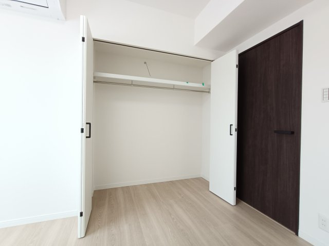 【洋室2　約6.2帖】　生活感を抑えられる扉付き収納で、空間を美しく保てます。