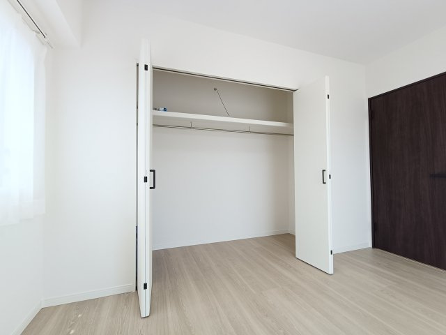 【洋室3　収納】　書類や趣味の道具なども整理しやすい収納力が魅力です。