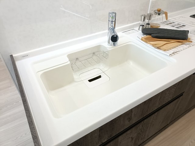【シンク】　広々としたシンクで、洗い物や調理もスムーズに。