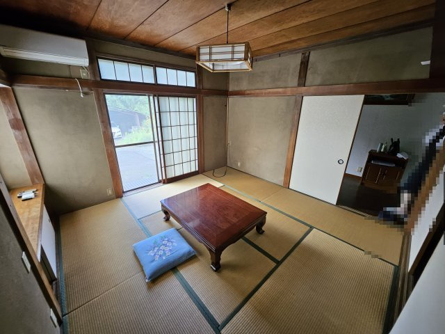木の温もりと畳に癒やされる落ち着いた和室！やわらかな光が差し込み、ゆったり心和む時間を過ごせます