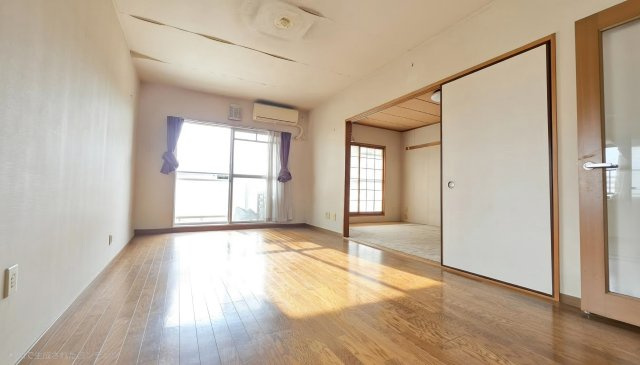 南側リビング　リフォームで隣接したお部屋との壁を抜くことで、とても広い空間が生み出せます　　※一部残置物AIで消去しております