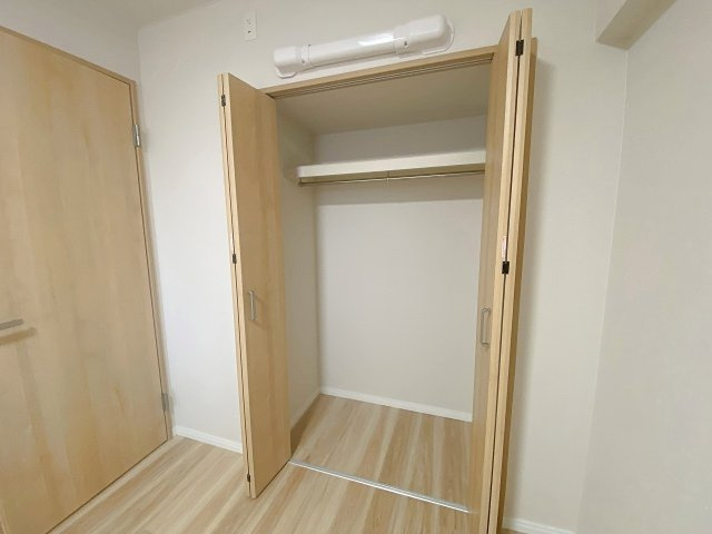 季節物の衣類や日用品をすっきりまとめて収納できる大型の収納スペース。お部屋全体の生活感をしっかりと抑えることができ、住まい全体をいつでも綺麗な状態に保つことが可能な利便性の高いスペースです。