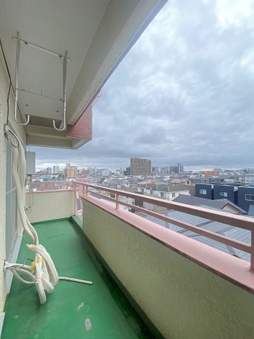5.32？のバルコニーは、日当たりが良く洗濯物も気持ちよく乾く快適な空間です。適度な広さがあり、爽やかな風を感じながらリフレッシュできる心地よい屋外スペースとして多目的にご活用いただけます。