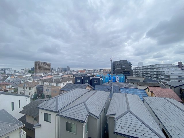 お部屋からの見晴らしが良い開放的な眺望。心地よい風と豊かな自然光を感じられる爽やかな住環境です。季節や時間帯によって変化する景色を楽しみながら、日常の疲れを優しく癒やすことができる空間です。