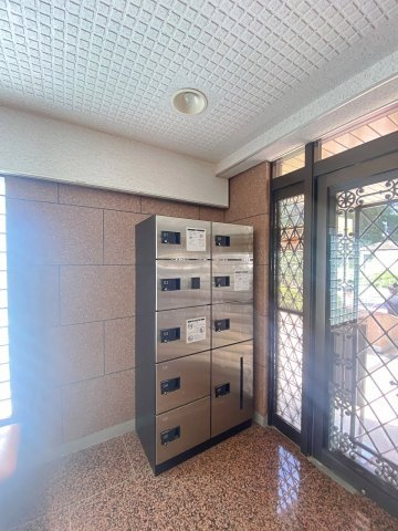 不在時でも荷物をスムーズに受け取れる便利な宅配ボックスを完備。共働きのご家庭や外出が多い方でも、時間や配達を気にせず荷物を受け取ることができます。日々の快適な暮らしを支えるうれしい共用設備です。