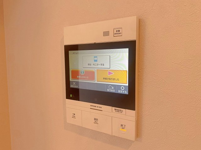 室内にTVモニター付きインターホンを設置済み。来訪者の姿や顔を室内からしっかり確認してから対応できるため、防犯面に優れています。女性の一人暮らしや小さなお子様のお留守番時でも安心感が大きく高まります。