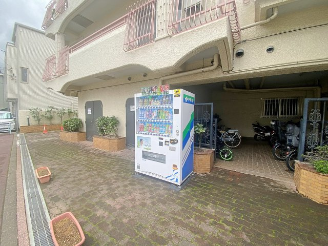 マンション敷地内の共用スペース。敷地内には自動販売機が設置されており、外出前や帰宅時に気軽に飲み物を購入できて大変便利です。綺麗に手入れ・管理された空間が住まう方の快適な暮らしをそっと支えます。