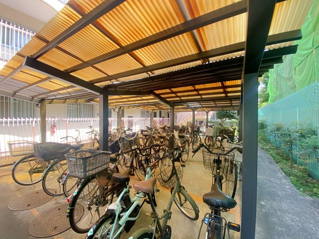 屋根付きで雨の日も大切な自転車を濡らさずに保管できる駐輪場を完備。日常の通勤・通学はもちろん、近隣へのお買い物やお出かけにもスムーズアクセスが可能です。毎日の軽快なフットワークをしっかり支えます。