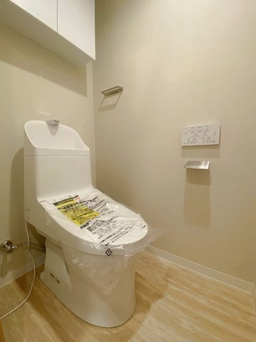 トイレ設備も新規交換済みで、快適かつ衛生的にご使用いただけます。温水洗浄便座などの便利な機能を搭載し、日々の使い心地に配慮しました。上部には棚や収納スペースがあり、備品もすっきり収まります。