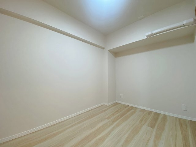 洋室4.0帖のお部屋は、書斎や趣味の部屋、衣類の収納部屋など多目的にご活用いただけます。限られたスペースを効率よく使えるレイアウトで、プライベートな時間を心地よく過ごすことができる空間となります。