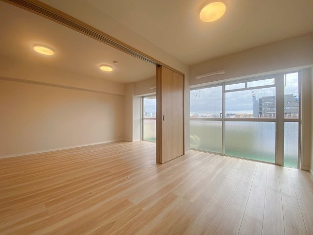 主寝室に最適な洋室6.0帖の空間。ベッドや家具を配置してもゆとりがあり、一日の疲れを癒やすリラックスした時間をお過ごしいただけます。収納も完備しており、お部屋を広々とすっきり保つことができます。