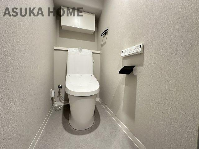 新規交換済！温水洗浄便座のトイレ設備です。トイレ上部にはあると便利な吊戸棚を設置！
