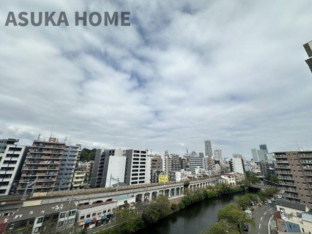ランドマークタワーを望む抜けた眺望です。春には桜並木も楽しめます！