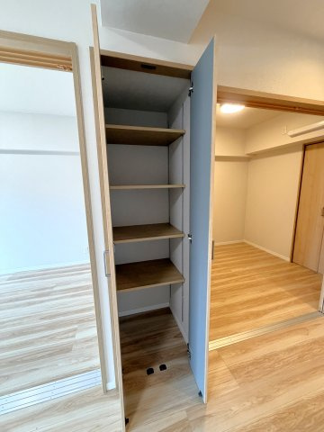 リビングにある収納。散らかしやすい書類や小物、掃除用具入れとしても！