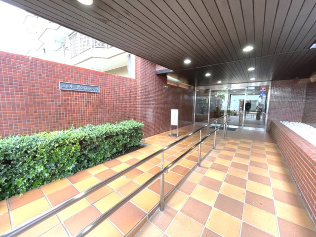 明るく広々としたエントランスが迎えてくれます。　