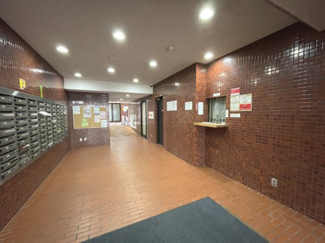 明るく広々としたエントランスが迎えてくれます。　