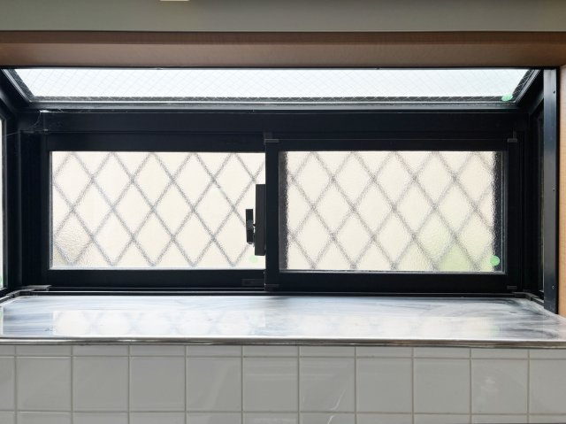 面格子付き出窓/1階の小窓は全て面格子付き