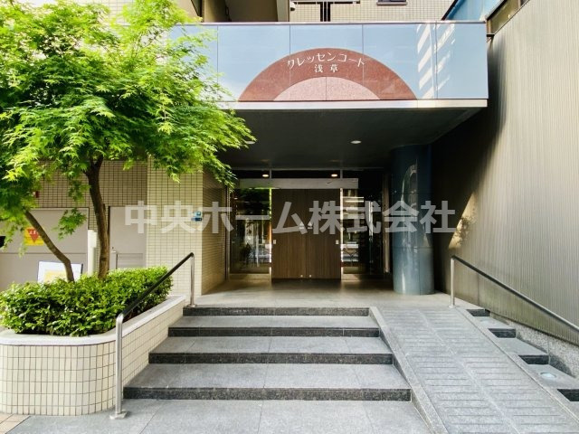 【エントランス】マンションのエントランスは、その物件の印象を決める、顔とも言える場所です。毎日通る場所ですからきれいなのが一番です。エントランス内はオートロックですので暮らしの安全も確保されています。