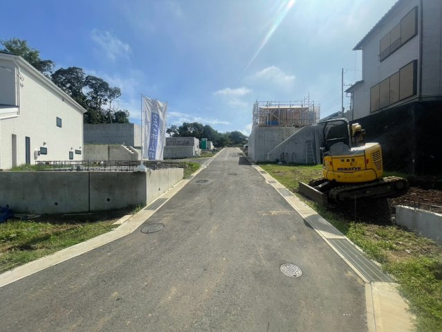 通り抜けはできないため、住人以外はほぼ通らない落ち着いた道路です