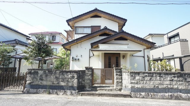◎リフォームむけ4ＤＫ戸建て　広いお庭つき50坪超敷地、ドッグラン、ガーデニング、家庭菜園などに活用可能　団地内に学校、コンビニ、スーパー、郵便局があり便利