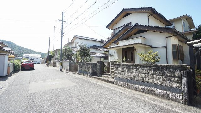 ◎リフォームむけ4ＤＫ戸建て　広いお庭つき50坪超敷地、ドッグラン、ガーデニング、家庭菜園などに活用可能　団地内に学校、コンビニ、スーパー、郵便局があり便利