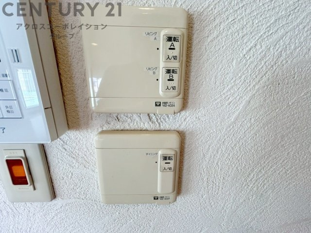 床暖房は、効率的な暖房システムであり、床からの温かさが快適な環境を提供します。床全体が均一に暖まり足元からの暖かさが感じられます。また空気の循環が少ないため、ホコリやアレルゲンの拡散を抑えます。　