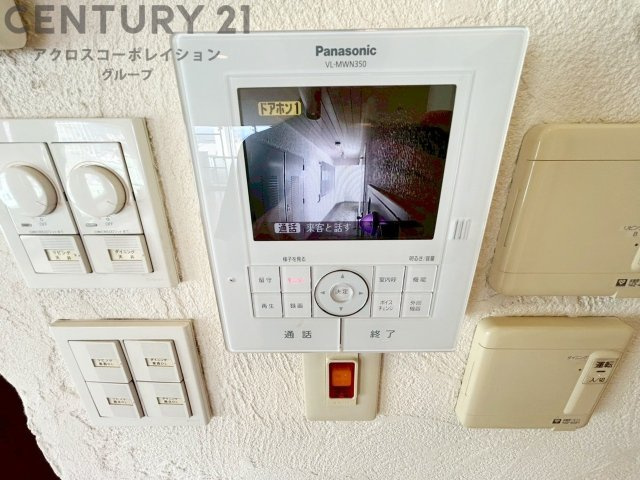 訪問者が来たときにテレビ画面で確認できるため、安心してドアを開けられます。録画機能があるものもあり、留守中に来訪者を記録しておくことができます。利便性が高く、セキュリティ面でも安心です。　