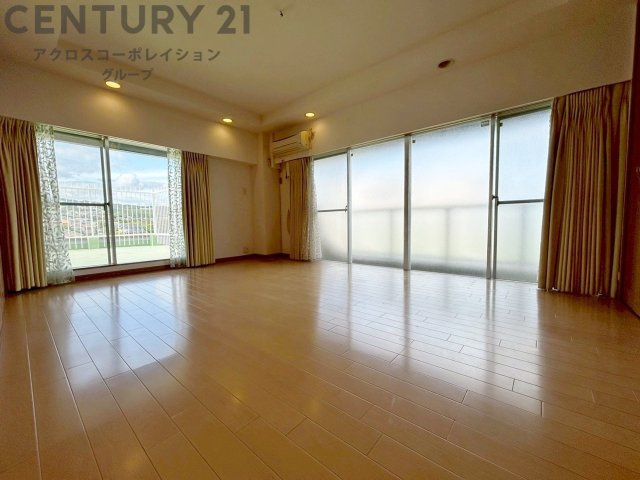 大きな窓から陽光がたっぷり入り、明るい2面採光の洋室です。