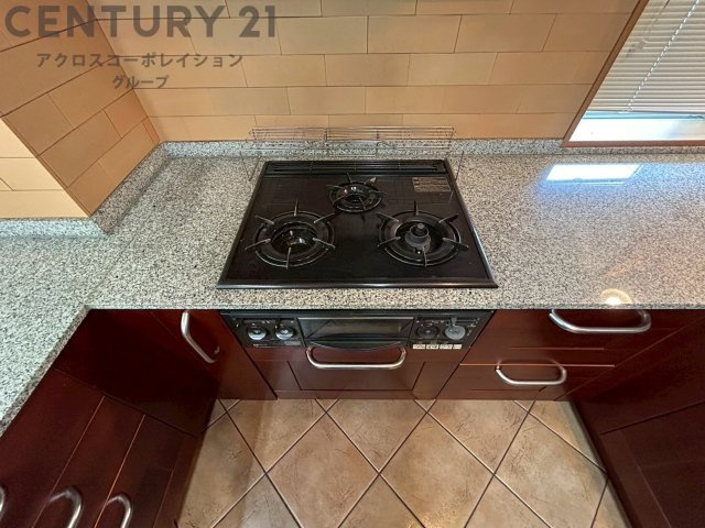 多数の調理器具を同時に使用でき、料理の効率化が可能。省エネで節約になり、様々な料理スタイルに適応できます。また、火力調整が独立しており、手入れや掃除もしやすく、今よりもっとお料理が楽しくなるかも。　