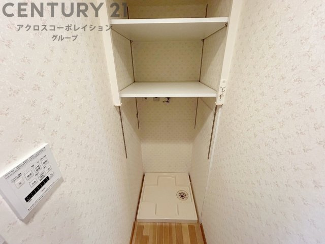 洗濯物の仕分け作業がしやすく、整理整頓が容易になります。洗濯音や湿気を他の部屋に持ち込まず、生活環境を快適に保ちます。上部を活用すれば収納スペースを確保でき洗剤や洗濯用品の整理もしやすくなります。　