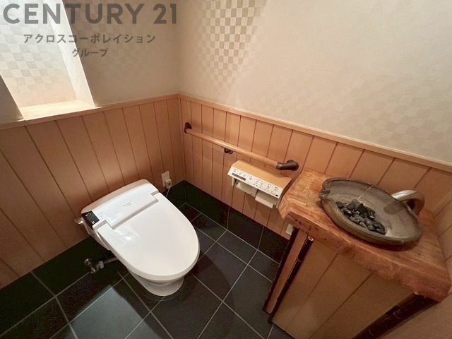 温水洗浄便座付トイレは温水洗浄機能により、暖かい水でおしりを洗浄することができ、冷たい水を使う従来の便座に比べ、温水洗浄機能で暖かいトイレを提供し、快適な使用を可能にします。　