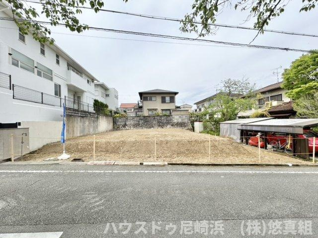 ■前面道路約7.3ｍ（東側）あり、車の出し入れもスムーズで充分に採光を確保できます♪通風も良好です！