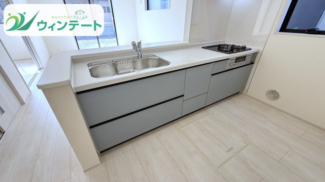 シンプルで機能的なキッチン。使いやすい動線設計で、料理も後片付けもスムーズに行えます。