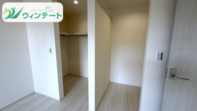 ウォークインクローゼットがあることで、生活空間がすっきり。整理整頓しやすい収納スペースです。