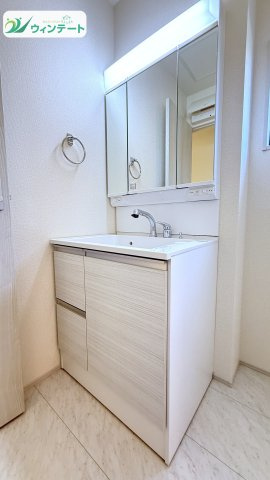 シンプルでお手入れしやすい洗面台。収納付きで洗面用品もすっきり整理でき、清潔感を保てます。