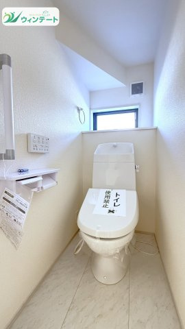 明るく清潔感のあるトイレ。節水タイプで環境にもやさしく、家計にも嬉しい設備です。